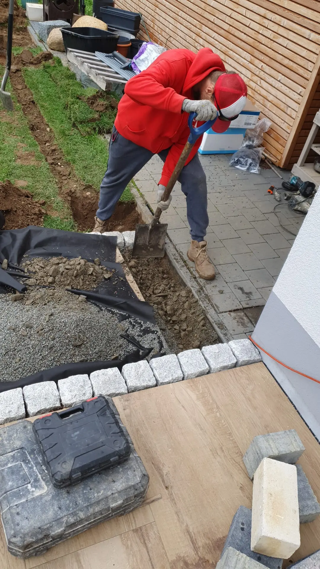 Erdarbeiten mit Montage der Bewässerung auf der offenen Fläche