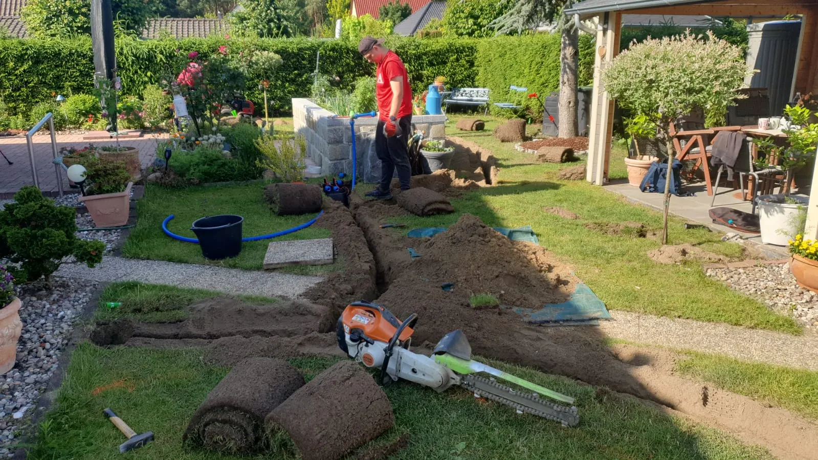 Montage der Gartenbewässerung im Kundengarten