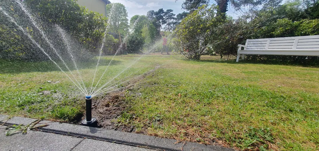 Rasensprinkler Garten in Betrieb