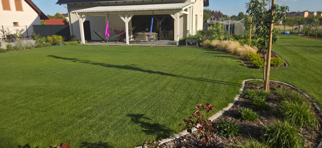 Realisierung Garten Rasenfläche Terrasse